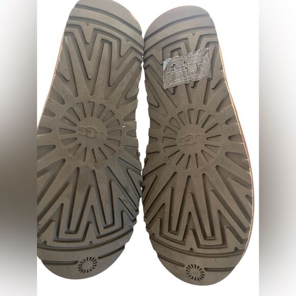 Like new UGG Neumel Chestnut Lace up ankle boots. - Picture 8 of 11